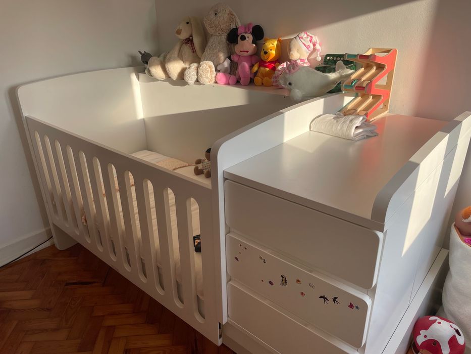 Cama/berço com arrumação e cama extra