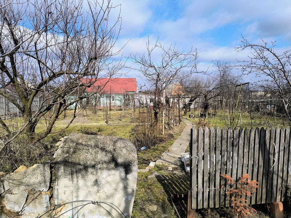 Земельна ділянка з будинком, літня кухня та госпспоруди .
