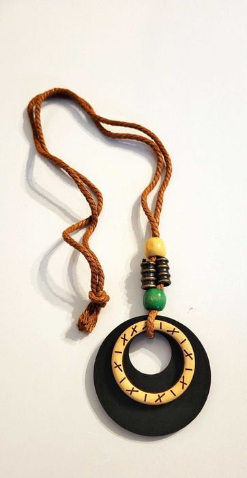 Várias gargantilhas