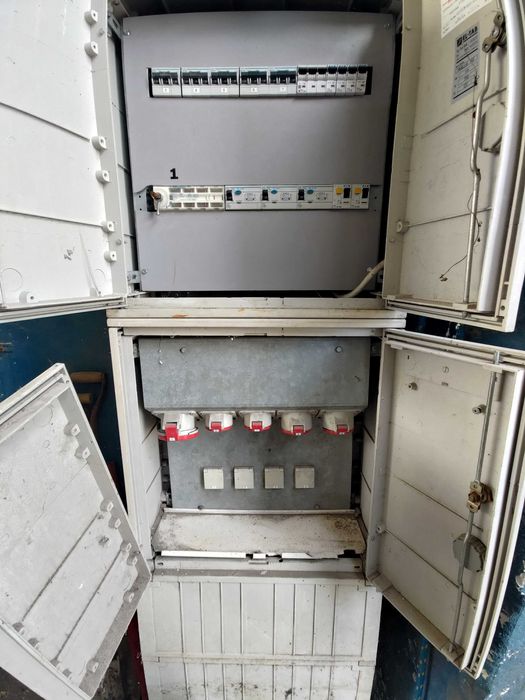 duża budowlana skrzynka elektryczna prąd na placu budowy
