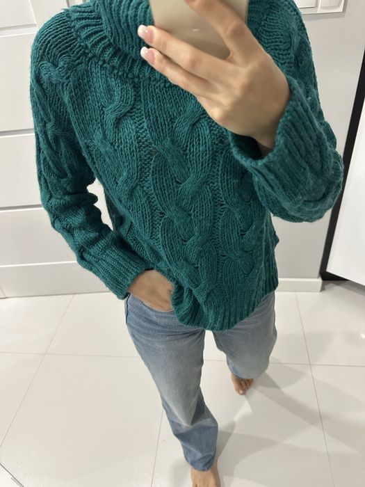 Zielony sweter z golfem