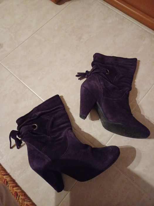 Botas roxas em camurça