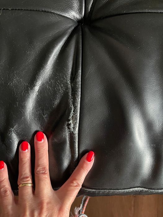 Sofá de cabedal preto com chaise longue