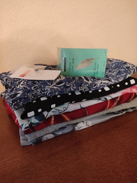 Bluzki damskie z krótkim rękawem i bez