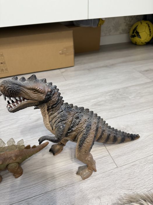 Два динозавра ,один ходит