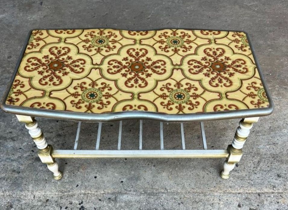 Mesa vintage com motivos azulejo