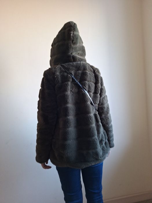 Cieplutkie futerko sztuczne M odcieniu czarnego szarego  mchu