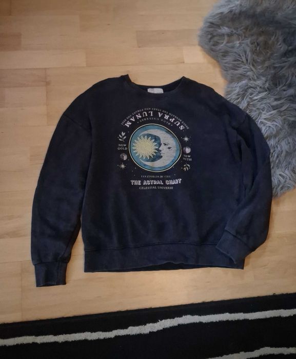 Pull & Bear bluza z motywami astrologcznymi dla zodiakary
