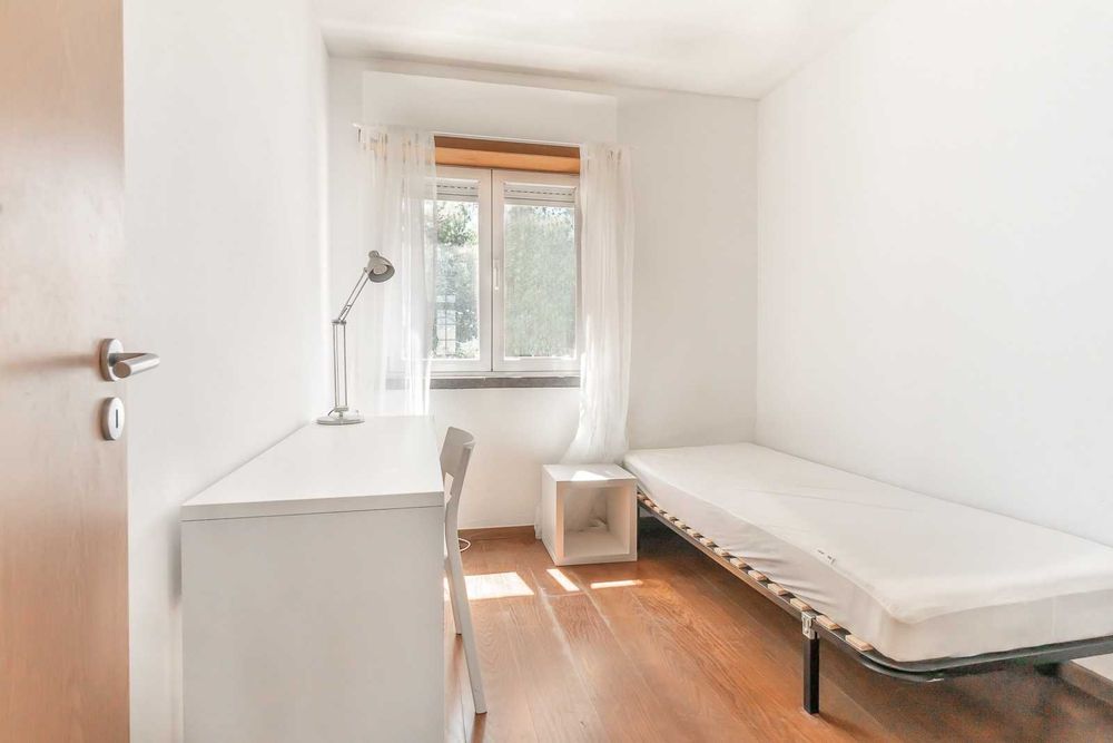 Quarto em apartamento de estudantes Nova SBE - ENTRADA IMEDIATA
