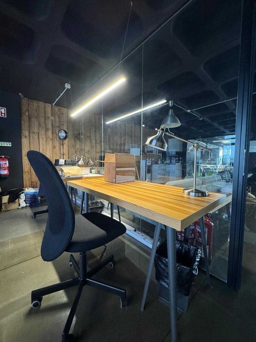 Mesa de escritório com tampo em madeira Ikea