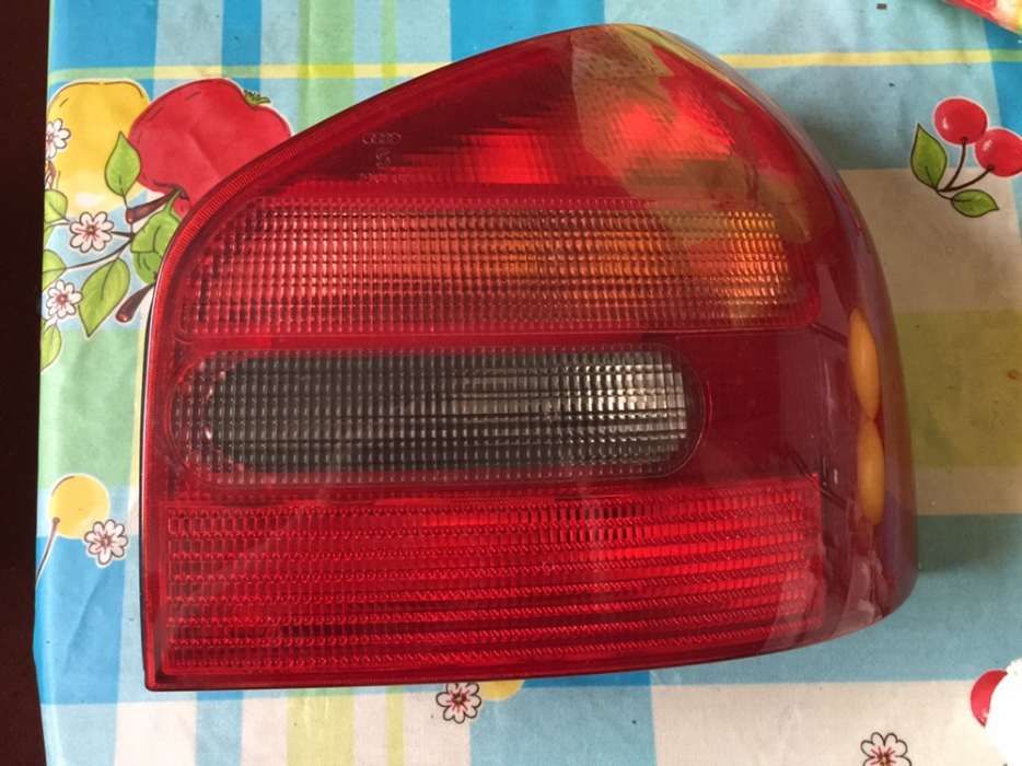 Audi A3, farolim em bom estado para venda.