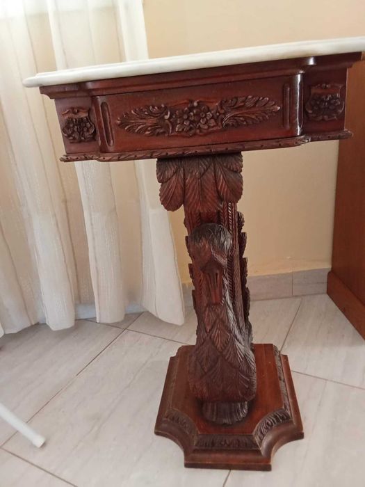 movel de entrada em madeira castanho