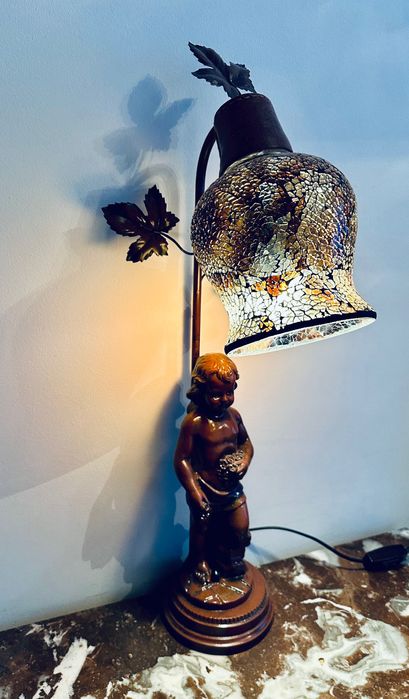 Alabastrowa figuralna lampka chłopiec