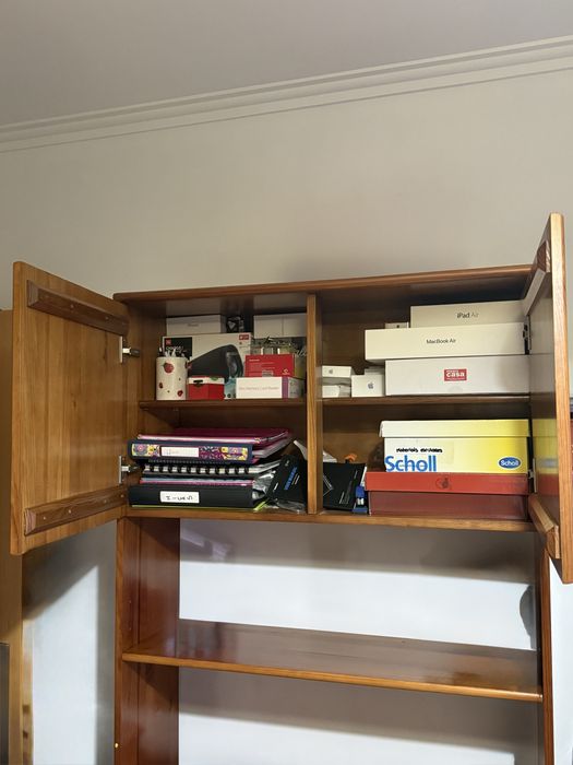 Quarto estúdio inteiro de pinho mel maciço