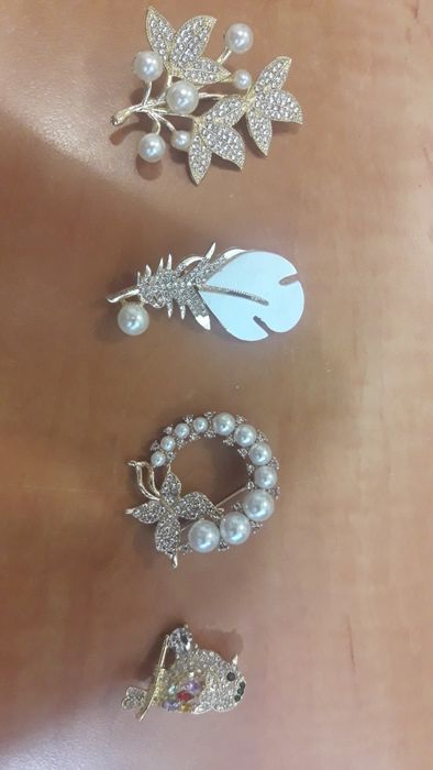 брошка с жемчугом и камнями
