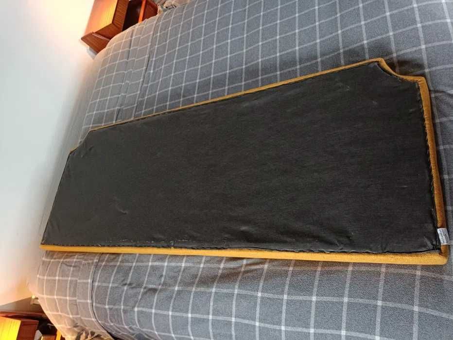 Cabeceira de cama amarela mostarda com tachas