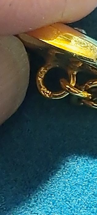 Botões de punho em prata dourada.