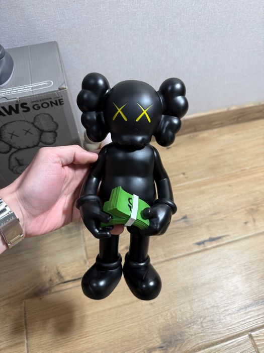 Фігурка KAWS Bearbrick CASH | стильна колекційна іграшка-статуетка Кавс Бербрик у сучасному арт-дизайні з грошовим мотивом