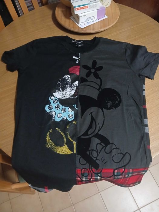 T shirt Disney da Minnie com fundo preto e costas xadrez