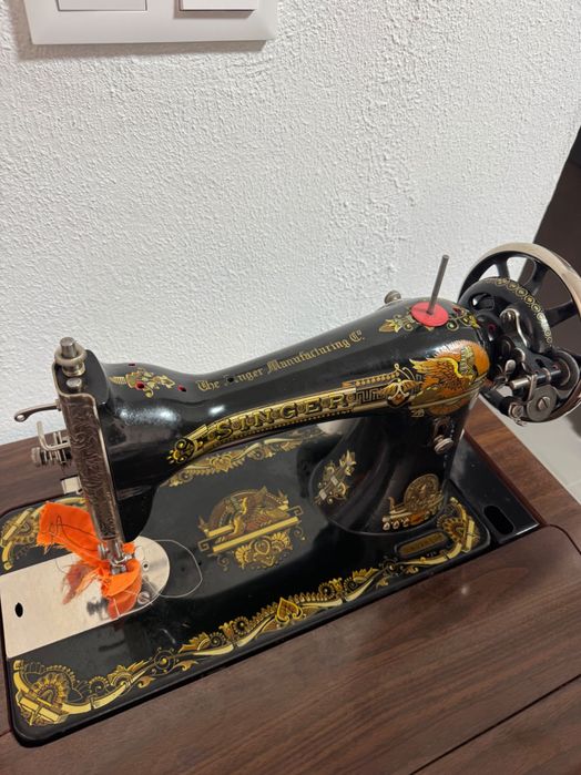 Máquina de costura antiga em muito bom estado