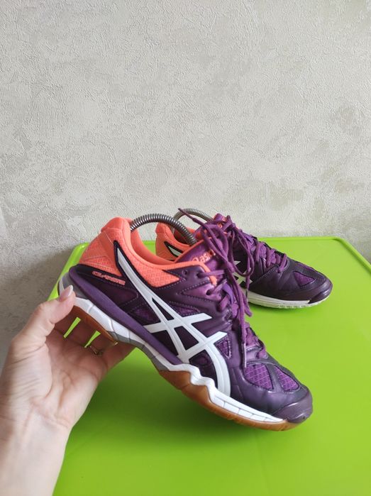 Жіночі волейбольні кросівки 38 розміру від бренду Asics Gel Tactic