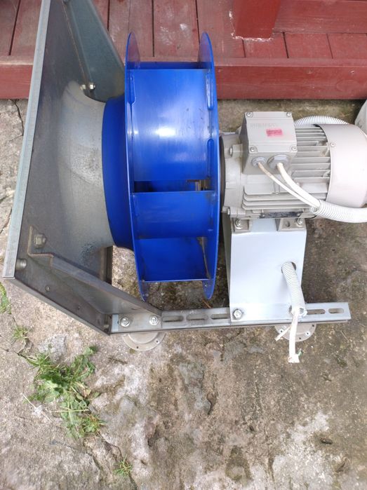 Silnik elektrycznyz wyciągiem