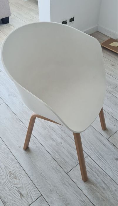 Стілець. Низ металевий, верх пластиковий. В наявності 1 шт.
