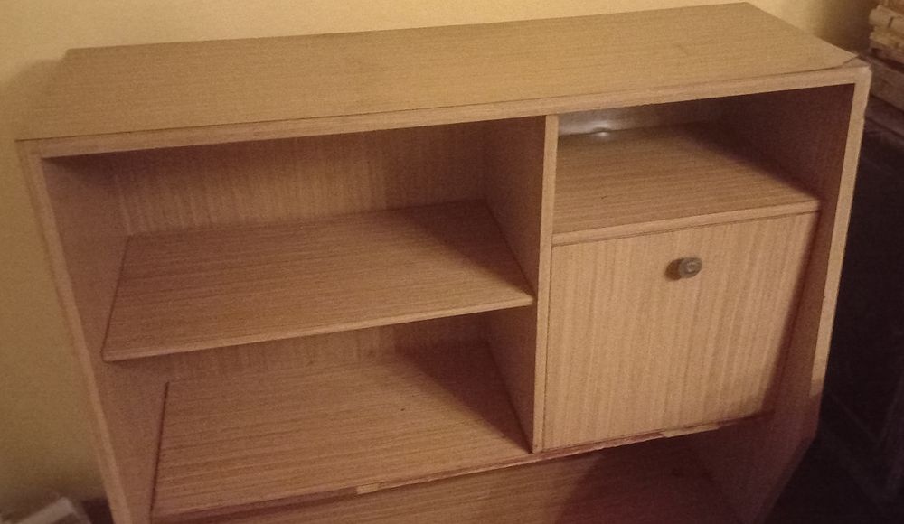 Movel com porta e parteleiras