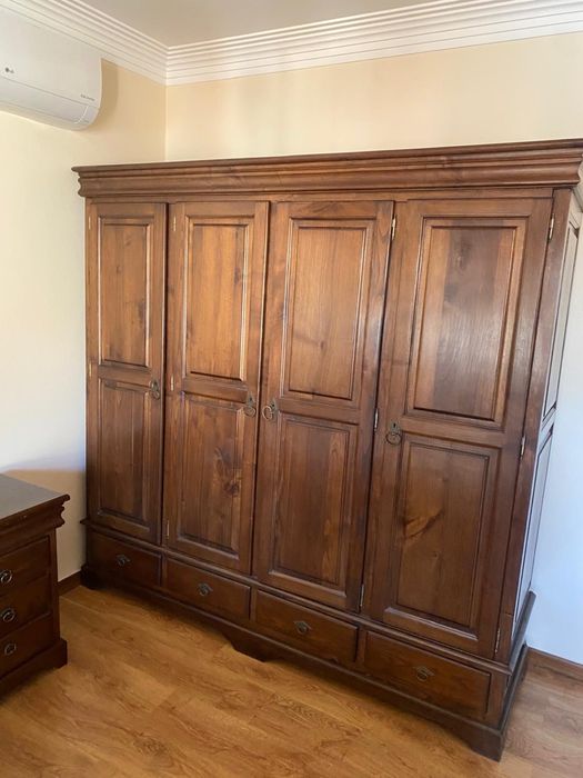 Roupeiro castanho