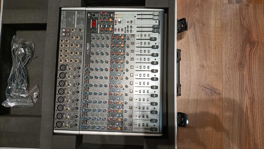 Mesa Behringer Xenyx X2222USB e outro material