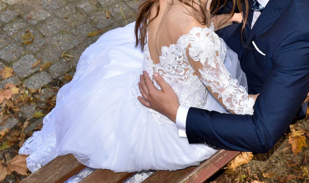 Biała suknia ślubna