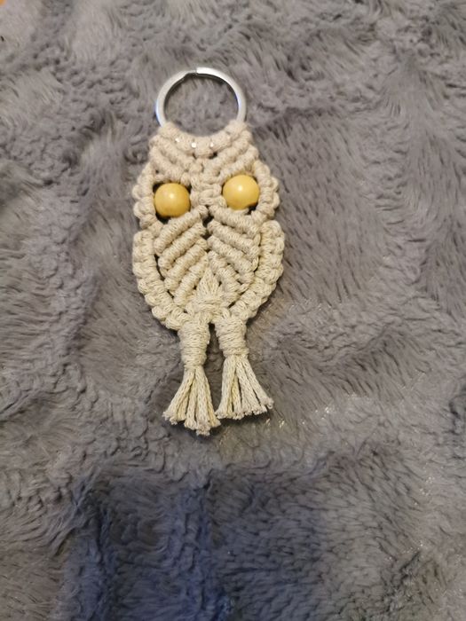 Brelok sówka, ze sznurka