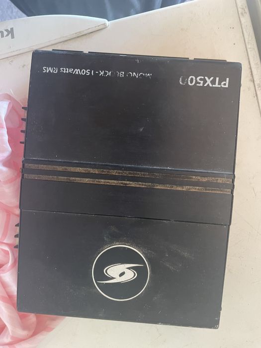 um amplificador de som automotivo modelo PTX500