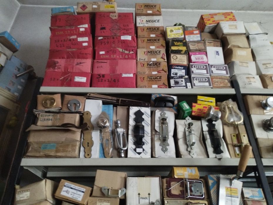 Ferragens (fechaduras,puxadores,anilhas)