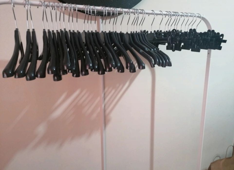 Cabides plásticos com gancho metálico