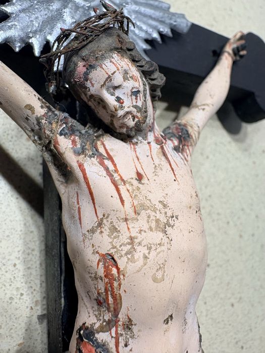 Antigo crucifixo em pau santo com Cristo esculpido em madeira e policromado