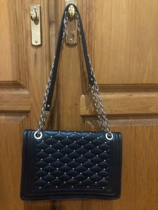 Mala preta com tachas Zara