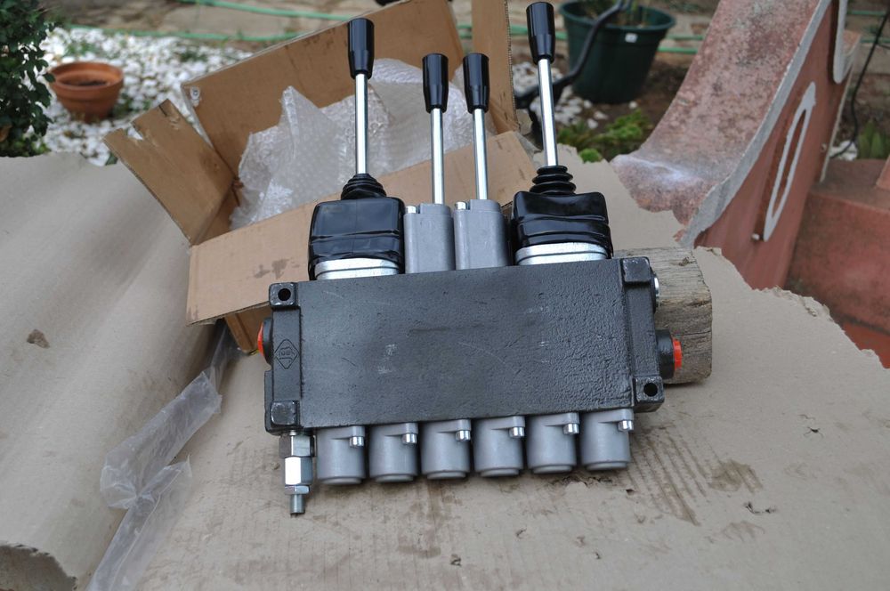 DESTRIBUIDOR  novo para braço de  retroescavadora  ,mini giratória etc...