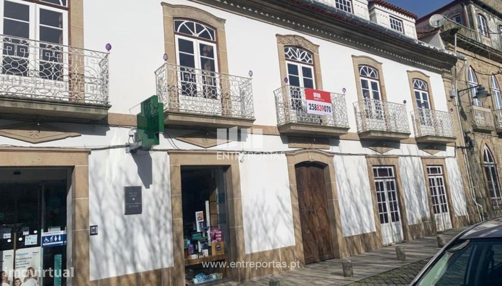 Venda de imponente prédio para restauro, Centro da Cidade, Melgaço