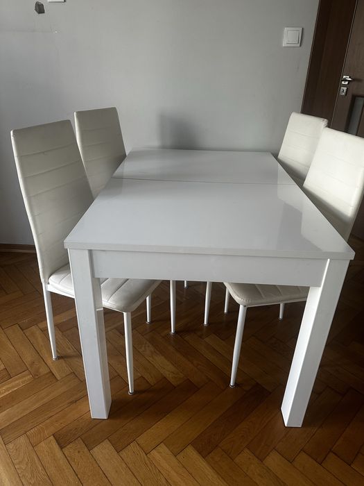 Stół z krzeslami