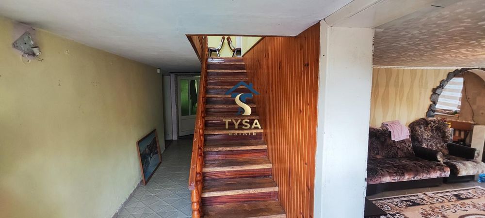 Великий будинок у Тячеві: 210 м², 7 соток, гараж та всі комунікації
