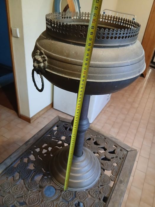 Porta-Vasos / Floreira Antiga em Latão Trabalhado com Pormenores em Cabeça de Leão
