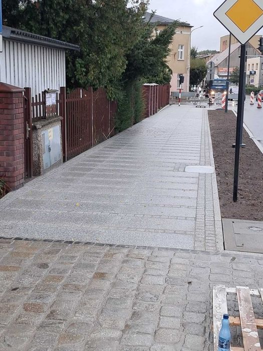 Brukarz, układanie kostki granitowej