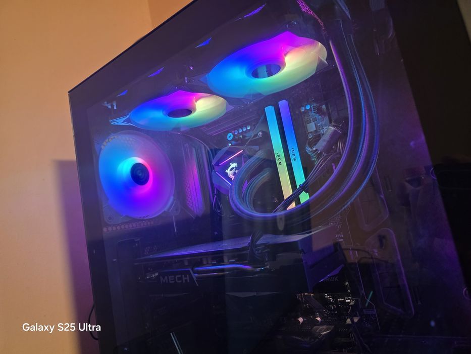 Komputer gamingowa z całym osprzętem do grania