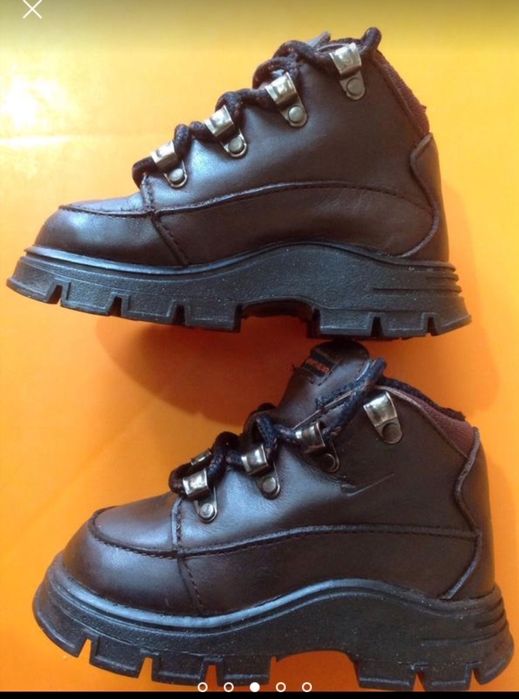 Продам детские ботиночки кроссовки Nike asg