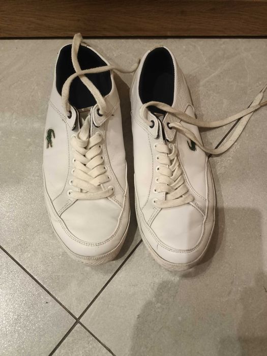 Białe buty Lacoste