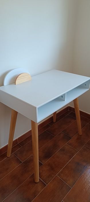Secretaria com espaço de arrumação