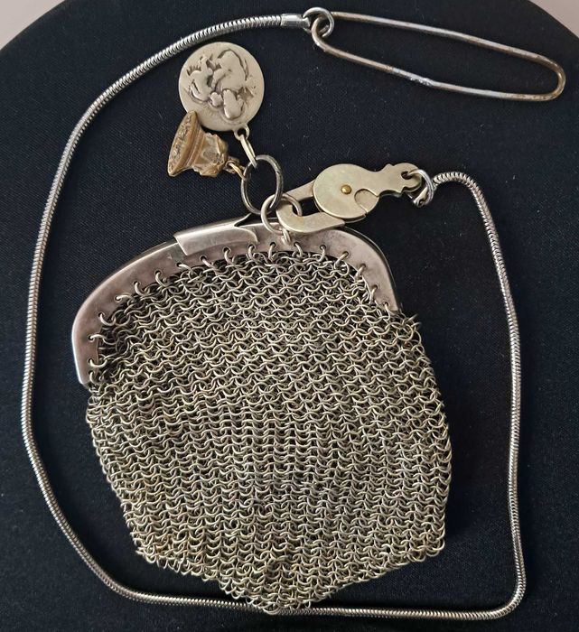 Porta moedas em prata com corrente