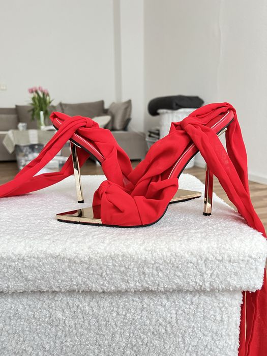 czerwone buty, sandały, wysokie obcasy