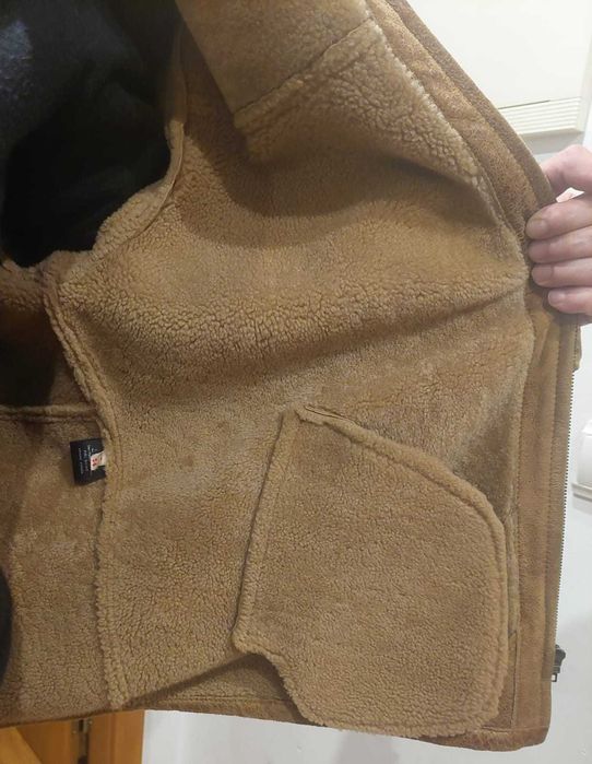 Casaco de homem em pele de ovelha